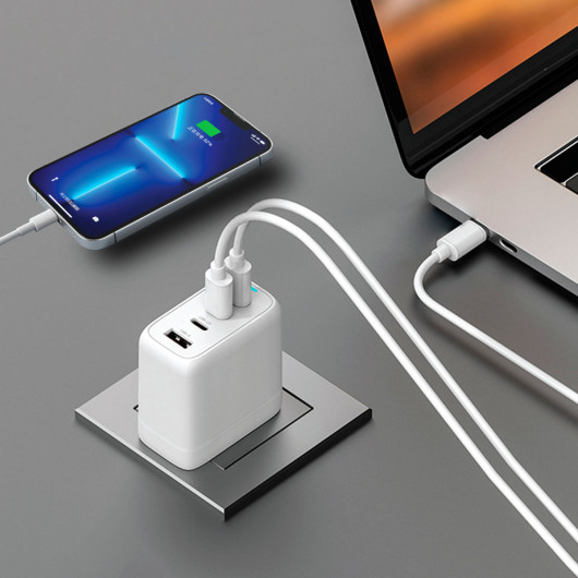 4 Port Universal Travel Adapters Feature
